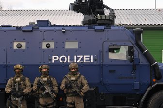 Regierung verteidigt Aufrüstung für Panzerwagen - SEK-Beamte vor einem der beiden Panzerwagen "Survivor R" der sächsischen Polizei.
