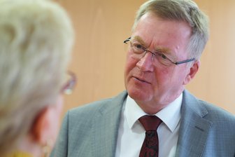 Regierungsbeauftragter hält baldige Tariflöhne im Pflegesektor für wahrscheinlich - "Der Markt hatte 30 Jahre Zeit, die Dinge zu regeln. Er hat gezeigt, dass er sie nicht regeln kann", sagt Andreas Westerfellhaus, Pflegebevollmächtigter der Bundesregierung, hier im Gespräch mit Barbara Lauckner-Kempf von der Marienberger Lauckner Pflege GmbH.
