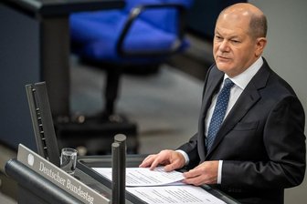 Regierungserklärung zur Haushaltskrise, aber keine Lösung - „You‘ll never walk alone. Wir lassen niemanden allein“, sagt Bundeskanzler Olaf Scholz in seiner Regierungserklärung zur Haushaltskrise im Bundestag. Viel konkreter wird er nicht.