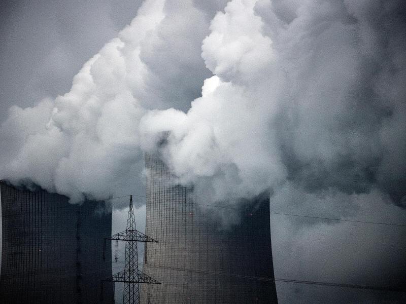 Regierungskommission will Kohleausstieg bis spätestens 2038 - Dampf quillt aus den Kühltürmen eines Braunkohlekraftwerkes.