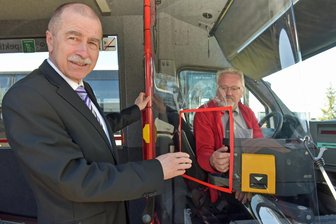 Bitte hinten einsteigen lautet die Devise auch bei Regio-Bus. Geschäftsführer Michael Tanne (am Lenkrad Dietmar Heinold) zeigt unterdessen eine Nachrüstung zum Schutz der Busfahrer: Derzeit werden die Busse mit Trennwänden versehen. Schritt für Schritt erhalten alle Fahrzeuge diesen speziellen Plasteschutz mit einem Fenster zur Abfertigung. Sobald die behördliche Anordnung vorliegt, dass wieder vorn eingestegen werden darf, wollen die Regiobus-Verantwortlichen gewappnet sein.