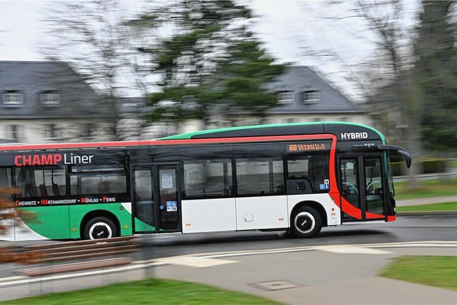 Regiobus verabschiedet sich vorerst von Erlauer Wasserstoff-Projekt - Regiobus hat bereits zwölf Hybrid-Busse im Einsatz, so wie auf der Linie 650 zwischen Chemnitz und Penig. 