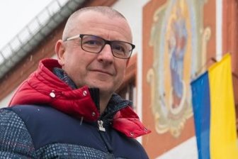 Region bereitet sich auf Kriegsflüchtlinge aus Ukraine vor - Blau-gelb statt gelb-blau: Als Zeichen der Solidarität wurden am Marienberger Rathaus die Flaggen gedreht. Derweil hat die Bergstadt Hilfsprojekte für Geflüchtete initiiert. "Diese von den Kriegshandlungen stark betroffenen und zum Teil traumatisierten Menschen benötigen unsere Hilfe und unseren Schutz", sagt Oberbürgermeister André Heinrich. 