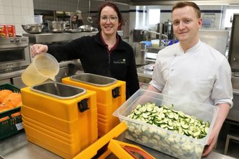 Region zeigt ihre Hilfsbereitschaft für die Ukraine-Flüchtlinge - Im Sportpark Rabenberg bei Breitenbrunn werden nun auch Kriegsflüchtlinge aus der Ukraine versorgt. Hier füllt die Restaurant-Koordinatorin Nicky Müller heißes Wasser für Babynahrung und Tee in Thermobehälter, die in die Unterkünfte gebracht werden. Koch Robin Maekler erledigt Vorbereitungen für das Abendbrot. 