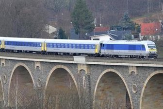 Die Mitteldeutsche Regiobahn setzt auf aufgepeppte DDR-Züge. Die 25 Jahre alten Waggons wurden lackiert, die Innenräume modernisiert.