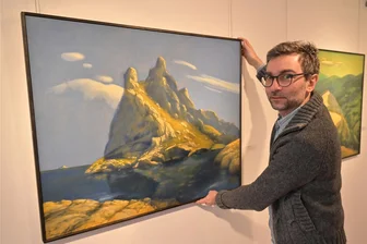 Regionale Künstler prägen neue Schau in Oelsnitz - Im Hartmann-Haus in Oelsnitz ist die Ausstellung „Wegzeichen 2024“ aufgebaut – im Bild Galerieleiter Alexander Stoll an einem Werk von Jürgen Szajny.