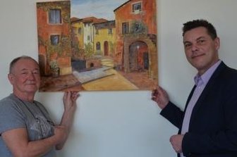 Regionale Kunst im Hotel Meerane - Peter Paulitschke (links) stellt seine Kunst im Hotel von Raymond Melchior (r.) aus. 