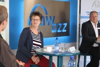 Regionaler Ausbildungsmarkt: Weit mehr Stellen als Bewerber - Azubi Franz Göbel (links) berichtet Sabine Zimmermann und Jens Geigner von seinen Erfahrungen. 