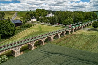 Regionaler Bahnverkehr im Fokus: Elektrifizierung der Strecke Hainichen–Niederwiesa in Mittelsachsen geplant - Ein Citylink-Zug ist zwischen Hainichen und Chemnitz unterwegs.