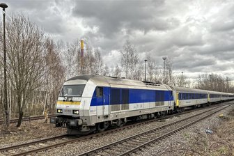 Regionalexpress von Chemnitz nach Leipzig: Warum Züge ausfallen, aber doch fahren - Ein Zug der RE 6-Linie auf dem Weg nach Leipzig durchfährt den Bahnhof Chemnitz Küchwald.