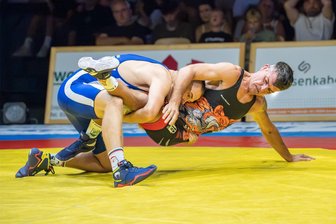 Regionalliga: Derby zwischen Lugauer und Thalheimer Ringern eröffnet die Rückrunde - Mit 9:2 setzte sich Lugaus Leon Blachut (links) im Hinkampf gegen Daniel Franke vom RV Thalheim durch.