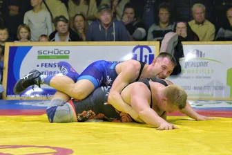 Regionalliga: Gelenauer Ringer entscheiden einseitiges Erzgebirgsderby gegen Thalheim früh für sich - Dominik Klann (unten) wehrte sich gegen Gelenaus Radoslaw Baran nach Kräften und vermied zumindest die Technische Überlegenheit seines Gegners.