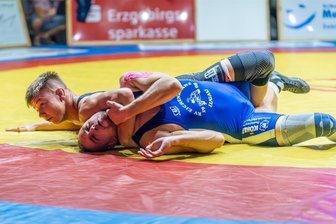 Regionalliga: Lugauer gehen als klarer Favorit ins Aufsteigerduell - Lugaus Tim Hamann (blau) entging in Thalheim nur knapp einer Niederlage auf Schultern.
