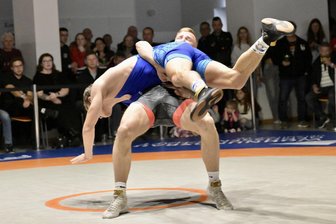 Regionalliga: Lugauer Ringer bringen Spitzenreiter ins Schwitzen, gehen aber erneut leer aus - Lugaus Erik Negwer (in Rot) feierte ein glänzendes Comeback und ließ Tobias Knittel keine Chance.
