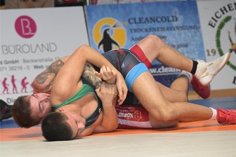 Regionalliga: Lugauer Ringer dominieren Schlusslicht Hannover deutlich - Marco Scherf (in Rot) sorgte im letzten Kampf des Tages noch einmal für Begeisterung. Der Lugau rollte seinen Gegner Kalim Majoon über die Matte bis zur Technischen Überlegenheit.