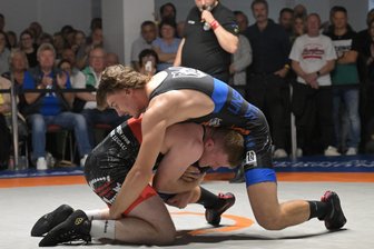 Regionalliga: Lugauer Ringer entscheiden auch zweites Derby gegen Thalheim für sich - In diesem Moment wirft Lugaus Szymon Wojtkowski seinen Gegner Leon Kolbe zu Boden – der Anfang vom Ende für den Thalheimer.