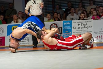 Regionalliga: Lugauer Ringer lassen Mitaufsteiger Artern keine Chance - Krzysztof Sadowik (rot) hatte es in der Klasse bis 98 Kilo mit Robin König zu tun – und ließ dem Arterner keine Chance.
