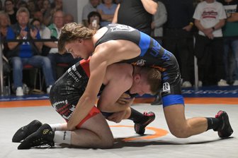 Regionalliga: Lugauer Ringer peilen dritten Sieg über Thalheim in Serie an - Im Vorjahr zwang Lugaus Szymon Wojtkowski (unten) den Thalheimer Leon Kolbe auf die Schultern. Beide könnten erneut aufeinandertreffen.