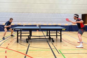 Regionalliga: Lugauer Tischtennisspieler gewinnen beim FC Bayern - David Molnar (links) zeigte sich in München bei seinem Debüt für den TTC in blendender Verfassung und trug mit zwei Einzel- und einem Doppelsieg entscheided zum Triumph der Erzgebirger bei.