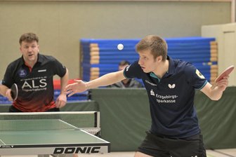 Regionalliga: Lugauer Tischtennisspieler lassen Schlusslicht keine Chance - Lugaus Stanislav Chornobaiev (r.) gab gegen Würzburg keinen einzigen Satz ab.
