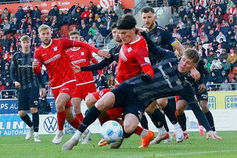Regionalliga mit Erzgebirge Aue, FSV Zwickau & Chemnitzer FC: Derby-Boom oder Absturz? Ein Pro und Kontra - Eine Szene aus dem ersten Regionalligaderby zwischen dem FSV Zwickau und dem Chemnitzer FC im November 2025: vorn der Chemnitzer Julius Bochmann (re.) im Zweikampf mit Veron Dobruna. Der FSV gewann mit 4:0.