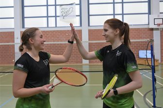 Regionalliga: Niederwürschnitzer Badminton-Asse legen wieder los - Motiviert bis in die Haarspitzen: Annika Schreiber (links) und Annika Hofmann wollen es auch in dieser Saison wieder krachen lassen.