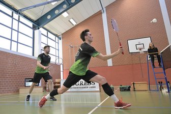 Regionalliga: Niederwürschnitzer Badmintonspieler halten Druck stand - Franz Pietschmann (vorn) und Willi Jugel gewannen ihr Doppel gegen Neubiberg.