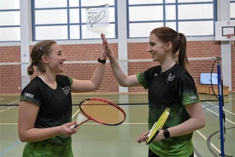 Regionalliga: Niederwürschnitzer feiern knappen Sieg im letzten Heimspiel - Im Damendoppel mussten Annika Schreiber (links) und Annika Hofmann diesmal gar nicht auf die Platte – sie siegten kampflos.