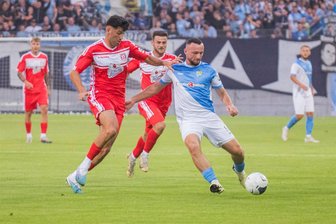 Regionalliga Nordost: Neue Spieltage terminiert – Packende Ostderbys unter Flutlicht für Chemnitz, Zwickau und Plauen - Mit einem Ostkracher (Chemnitzer FC gegen Hallescher FC) unter Flutlicht begann die Regionalligasaison 2024/25 – weitere solcher Spiele folgen.