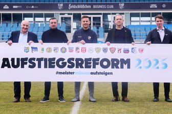 Regionalliga-Reform: Aufstiegsvorstoß laut DFB nicht mehrheitsfähig - In Chemnitz trafen sich am vergangenen Mittwoch die Vereinsverantwortlichen von 17 verschiedenen Nordost-Regionalligisten, um eine Aufstiegsreform voranzutreiben. Im Bild: Franz Gerber (Geschäftsführer FC Rot-Weiß Erfurt), Daniel Meyer (Sportdirektor Hallescher FC), Tommy Haeder (Geschäftsstellenleiter Chemnitzer FC), Ralph Grillitsch (Präsident FC Carl Zeiss Jena) und André Beuchold (Vorstand FSV Zwickau).