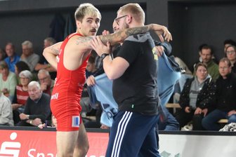 Regionalliga-Ringen: WKG Pausa/Plauen festigt den 5. Platz mit Sieg gegen Artern - Ein dickes Lob holte sich Pausa/Plauens Neuzugang Sven Menzel (links) für die Leistungen den letzten Wochen vom Trainerteam ab.