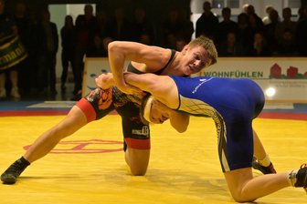 Regionalliga: Thalheimer Ringer beenden Hinrunde mit Kantersieg - Thalheims Mateusz Luszczynski (l.) und Arterns Fabian Niedzwiedzki schenkten sich sechs Minuten lang nichts.