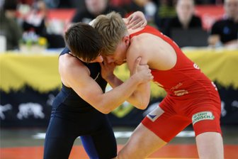 Regionalliga: Thalheimer Ringer biegen hohen Rückstand noch um - Peter Haase (l.) hatte gegen den Pausaer Sebastian Wagner die Favoritenrolle inne, verlor aber dennoch knapp.