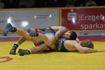 Regionalliga: Thalheimer Ringer drehen gegen Leipzig nach der Pause auf - Eine Weile brauchte Maximilian Simon (oben) für seinen Schultersieg über Danilo Hut – danach entlud sich die Freude.