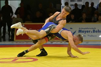 Regionalliga: Thalheimer Ringer fahren vierten Sieg in Folge ein - Im Sommer verpflichtet, hat sich Mateusz Luszczynski (hinten) beim RV Thalheim als Volltreffer erwiesen. Auch gegen seinen polnischen Landsmann Kacper Wrzesinski in Diensten von Germania Artern war er wieder eine Bank.