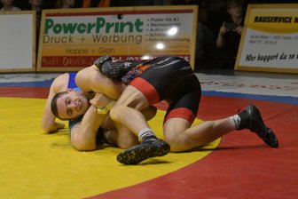 Regionalliga: Thalheimer Ringer können auf Platz 3 klettern - Dominik Jagusz (rot), hier gegen Werdau, wird in Potsdam wieder mit von der Partie sein.