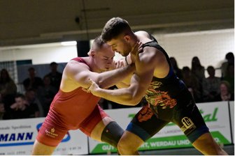 Regionalliga: Thalheimer Ringer ziehen sich gegen Spitzenreiter Werdau achtbar aus der Affäre - Karl Marbach (r.) kämpfte gegen den favorisierten Tomasz Wawrzynczyk aufopferungsvoll.