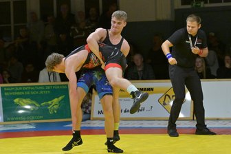 Regionalliga: Thalheimer Ringer ziehen sich zum Saisonabschluss gegen Gelenau anständig aus der Affäre - Mark Wagner (in Blau) hält Felix Franke in der Waagerechten. Gleich wird er einen Fünf-Punkte-Wurf aus dem Hut zaubern.