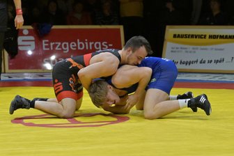 Regionalliga: Thalheimer ziehen wieder an Vogtländern vorbei - In der Vorrunde hatte Peter Haase (l.) gegen den Plauener Sebastian Wagner noch verloren. Diesmal drehte er den Spieß um.