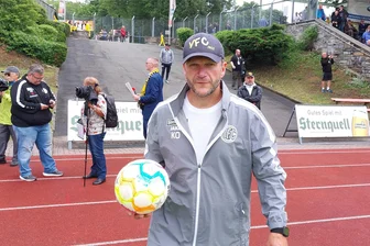 Regionalliga: VFC Plauen macht beim Wettrüsten nicht mit - VFC-Trainer Karsten Oswald weiß, dass die Plauener nach dem Aufstieg viel leiden müssen.