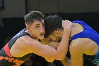 Regionalliga: Werdauer Ringer dürfen in Thalheim früh jubeln - Thalheims Igor Szucki (links) kämpfte gegen Aziz Golmohammadi verbissen, konnte eine knappe Niederlage jedoch nicht verhindern.