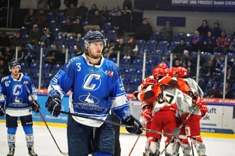 Regionalligameister wird in der eigenen Halle entthront: Chemnitz Crashers verlieren gegen Berlin - Frust bei Tom Berlin, Jubel bei Fass Berlin: Während die Gäste den Titelgewinn feierten, war der Spieler der Crashers bedient.