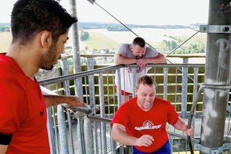 Regionalligist stürmt jetzt schon nach oben - Lukas Kästel - hier beobachtet von Rico Richter und Haydar Afshar - brauchte 30 Sekunden, um die 136 Stufen des Gelenauer Aussichtsturms hinaufzurennen. Für einen Schwergewichtler ein beachtliche Leistung, befand Trainer Björn Lehnert.