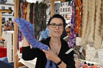 Regionalmarkt lockt mit Pilzen, Garn und Steinen - "Die Garnspinnerin" Doreen Böhme aus Naunhof bei Leisnig war zum ersten Mal auf dem Regionalmarkt dabei. Der nächste Regionalmarkt ist Anfang September unter dem Titel "Old School" geplant. 