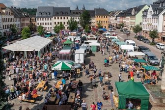 Regionalmarkt lockt raus aus dem Haus - Unter dem Motto "Raus aus dem Haus!" hat am Samstag der erste Rochlitzer Regionalmarkt nach 20 Monaten zusammen mit dem Kinderfest stattgefunden: Hier ein Blick auf den sehr gut besuchten Marktplatz.