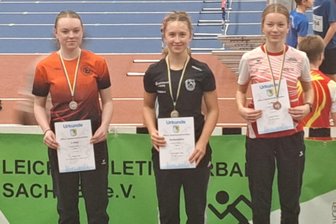 Regionalmeisterschaft wird für Schwarzenberger Leichtathleten zum Erfolgserlebnis - Luise Kluge (l.) schaffte es im Sprint auf das Podest. Die 15-Jährige belegte bei der offenen Stadtmeisterschaft in Chemnitz in der AK U 18 über 60 Meter Platz 2.