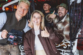 Regisseur aus Glauchau: Mit Hazel Brugger beim Münchener Oktoberfest einen Mini-Horrorfilm gedreht - Hazel Brugger (Mitte) mit ihrem Mann Thomas Spitzer (links) und Regisseur David Brückner (rechts).