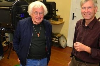 Regisseur hält Lobrede auf sein Kino - Rainer Simon (l.) im Vorführraum im "Welt-Theater" mit dem Vereinschef Falk-Uwe Langer. 