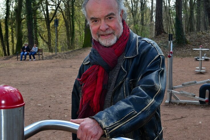 Regisseur wird zum Streitschlichter - Im neugestalteten Goethehain ist Friedensrichter Joachim Jäckel gern unterwegs. Er fühlt sich wohl in seiner Geburtsstadt Mittweida, in die er 2016 - nach 40 Jahren in Berlin - seinen Hauptwohnsitz verlegt hat. 
