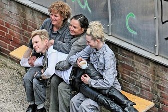 Regisseurin kommt ins "Astoria" - Schauspieler während der Dreharbeiten in der Seilfabrik.